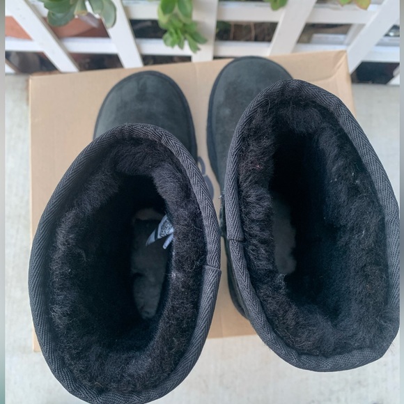 UGG
ITEM:CLASSIC SHORT II
COLOR: Black
SIZE: 6 - Picture 9 of 12